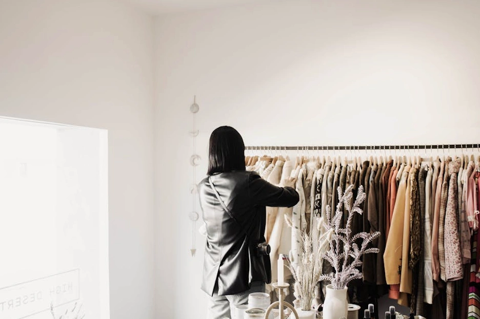 Elegantní interiér butiku luxusní značky s vystaveným zbožím